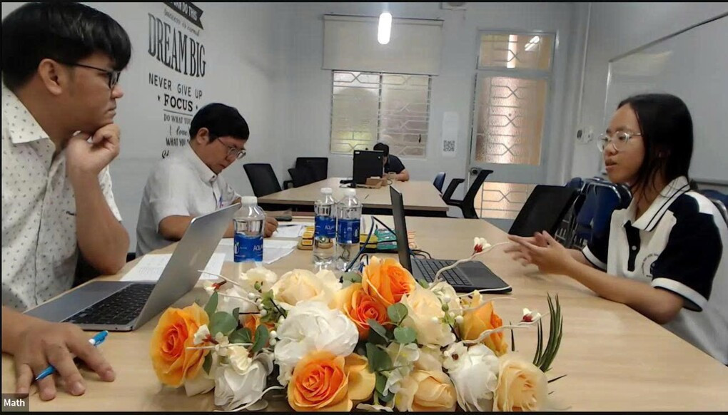 An trong vòng phỏng vấn trực tiếp kết hợp online với các nhà Toán học và GS Ngô Bảo Châu. Ảnh: Nhân vật cung cấp