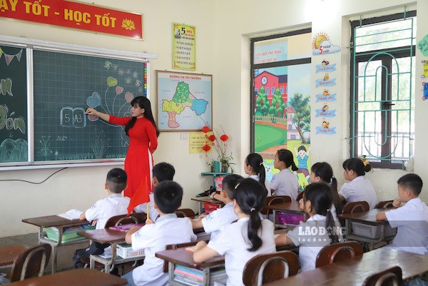 Giáo viên tiểu học hoàn thành nâng chuẩn năm 2022 được truy lĩnh học phí