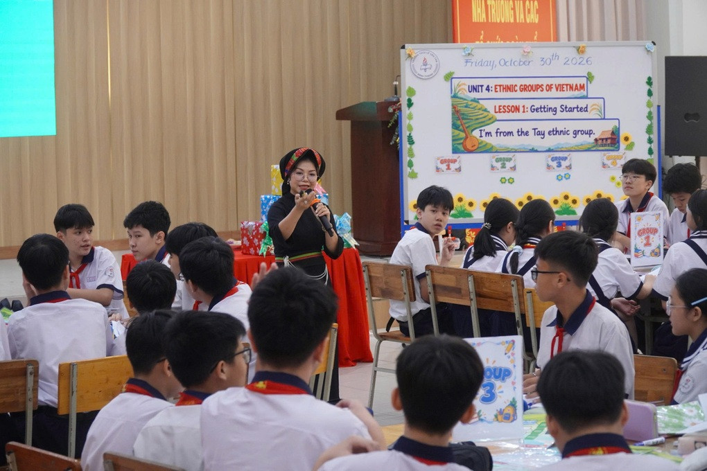 Cô giáo mặc trang phục dân tộc Tày, chơi đàn để dạy tiếng Anh - 2