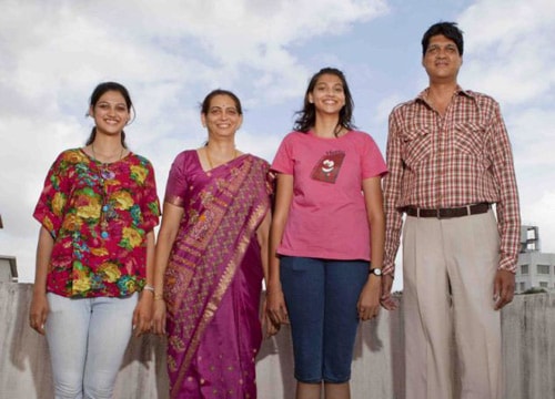 Gia đình 4 người cao gần 8 mét