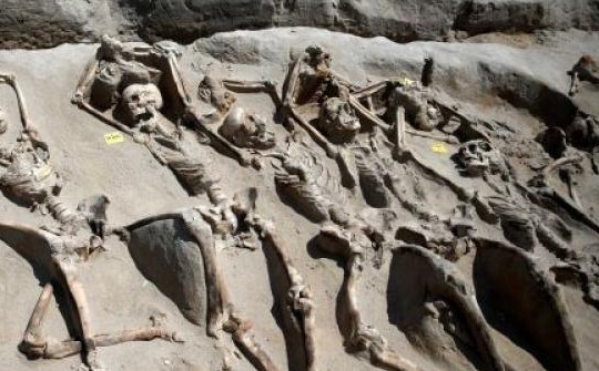 Bí ẩn 80 bộ xương người bị trói tay bằng xích ở Hy Lạp