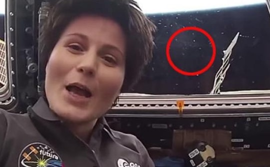 Người ngoài hành tinh phóng đĩa bay vèo qua trạm vũ trụ quốc tế?