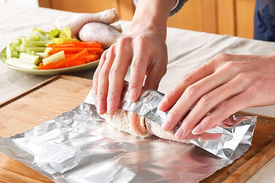 Sử dụng màng nhôm bọc thực phẩm trong nấu ăn có an toàn không?