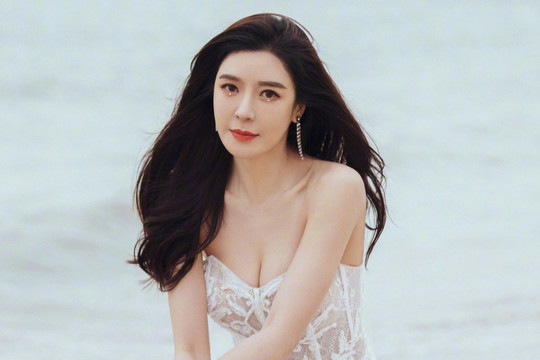 Người mẫu Trung Quốc hoảng sợ khi bị fan cuồng quấy rối