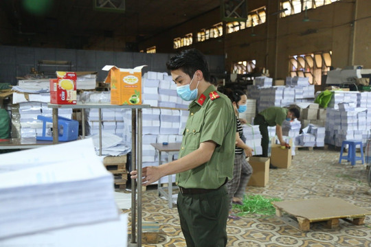 Phát hiện 2 cơ sở nghi in lậu hơn 50 nghìn cuốn sách ở Hà Nội