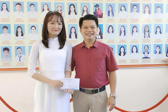 Thầy Phan Khắc Nghệ thưởng nóng 10 triệu đồng cho thủ khoa điểm tuyệt đối