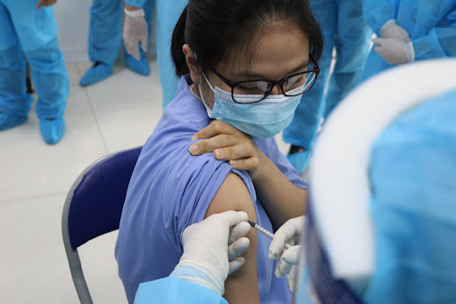 Tiêm vắc xin cho sinh viên ký túc xá ĐH Bách Khoa TP. Hồ Chí Minh