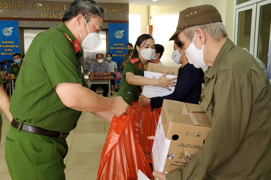 Công an quận Hoàng Mai trao 500 suất quà cho người dân khó khăn vì dịch bệnh