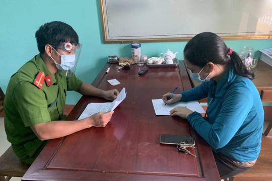 Người dân Nam Định sửa chữa giấy xét nghiệm nhanh Covid-19 để sang Ninh Bình