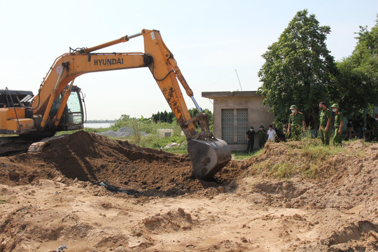 Hà Nam: Phát hiện hộ kinh doanh chôn lấp hơn 500 tấn chất thải công nghiệp