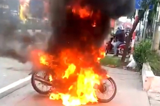 Video thanh niên đốt xe máy khi bị lập biên bản vi phạm giãn cách