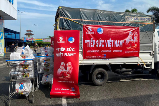 "Tiếp sức Việt Nam" đến các bệnh viện tuyến đầu và hộ gia đình khó khăn