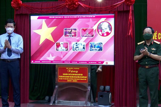 Quảng Bình: Bộ Quốc phòng tặng thiết bị 3D giới thiệu về Đại tướng Võ Nguyên Giáp 