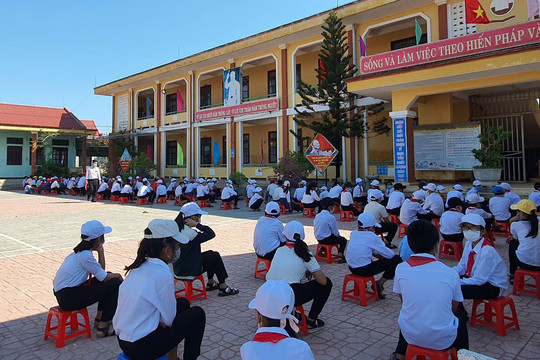 Học sinh Quảng Bình dừng đến lớp, Bắc Giang lùi lịch tựu trường