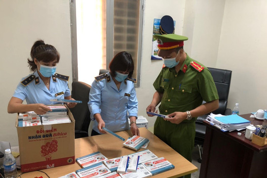 Thu giữ hàng trăm bộ kit test nhanh Covid-19 của một phụ nữ Nam Định