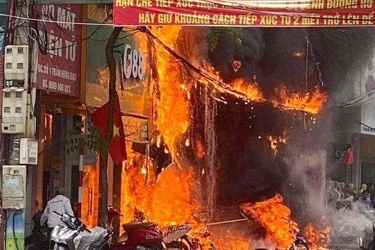 Vĩnh Phúc: Cửa hàng xe máy bốc cháy lan sang 2 cửa hàng điện tử