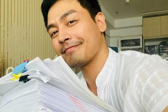 MC Phan Anh tung hơn 6kg tài liệu từ thiện