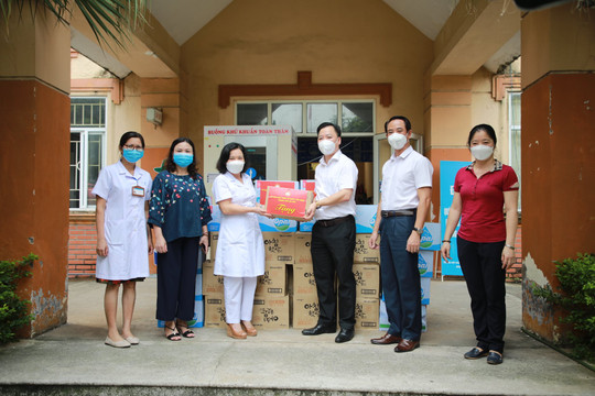 MTTQ Hà Nội tặng nhu yếu phẩm cho tuyến đầu chống dịch 