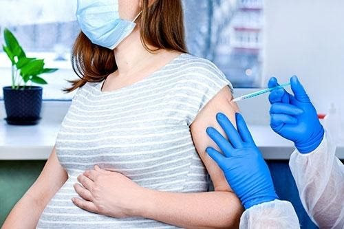 Phản ứng phụ thường gặp khi người mang thai tiêm vắc-xin Covid-19