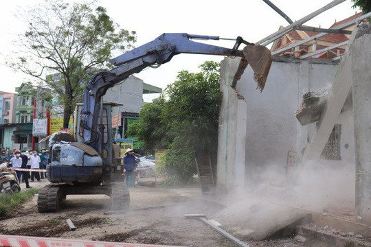 Vĩnh Phúc: Tháo dỡ công trình vi phạm hành lang Quốc lộ 2 thuộc huyện Vĩnh Tường