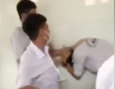 Bắc Giang: Học sinh đánh nhau trong nhà vệ sinh, hiệu trưởng bị phê bình