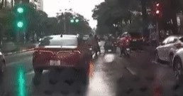Kinh hãi ô tô tông liên hoàn nhiều người đang dừng chờ đèn đỏ ở Hà Nội