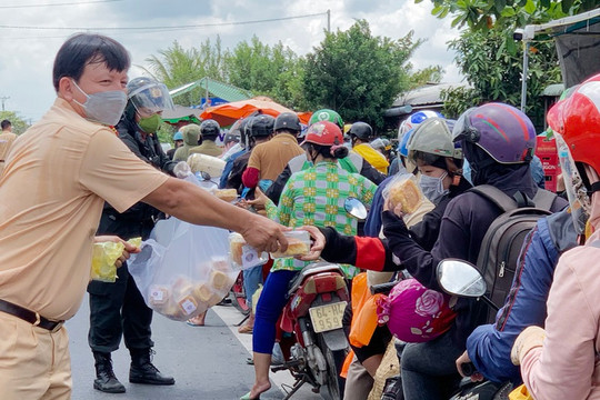 Cảnh sát tặng bánh mì cho đoàn người đi xe máy về quê