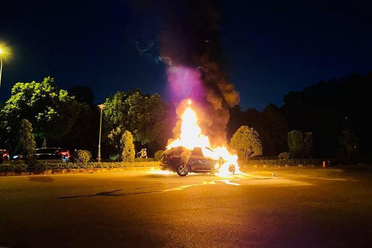 3 người cùng nhà thoát chết khi xe BMW X5 bốc cháy 