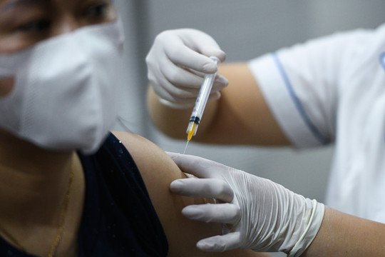 Kỷ luật cán bộ cho con gái 17 tuổi tiêm vaccine phòng Covid-19