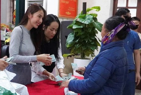 Một huyện ở Nghệ An báo lệch số tiền ca sĩ Thủy Tiên làm từ thiện