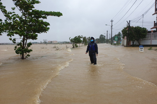 Quảng Bình: Huyện Lệ Thủy ngập trong "biển nước" sau trận mưa lớn