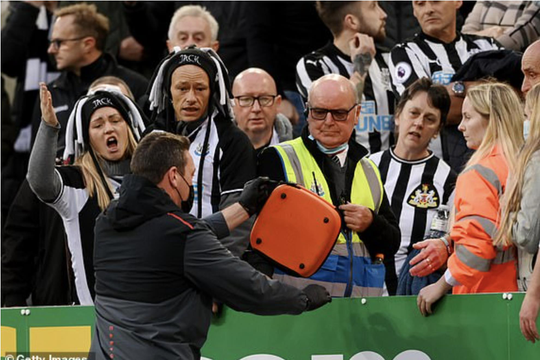 Cổ động viên đột quỵ, trận Newcastle vs Tottenham bị tạm dừng
