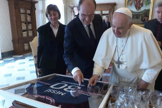Pháp tặng Giáo hoàng áo đấu của Messi