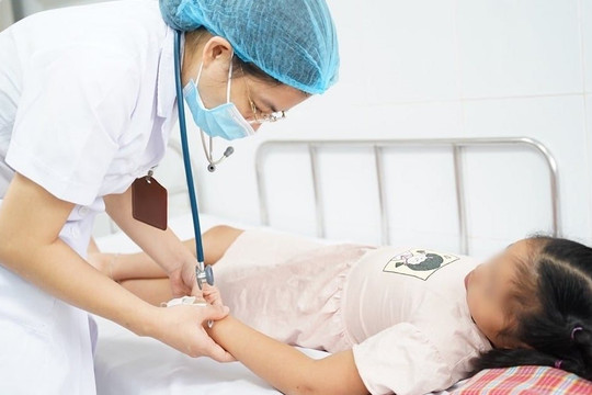 Nhận biết 3 giai đoạn bệnh sốt xuất huyết ở trẻ ngăn nguy cơ tử vong