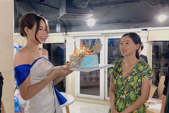 Hoa hậu Tiểu Vy “lột” trang sức hàng hiệu tặng sinh nhật Đỗ Hà