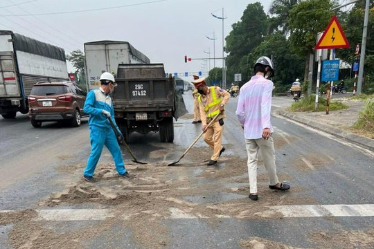 Truy tìm xe gây đổ dầu trên đường Trường Sa - Hà Nội