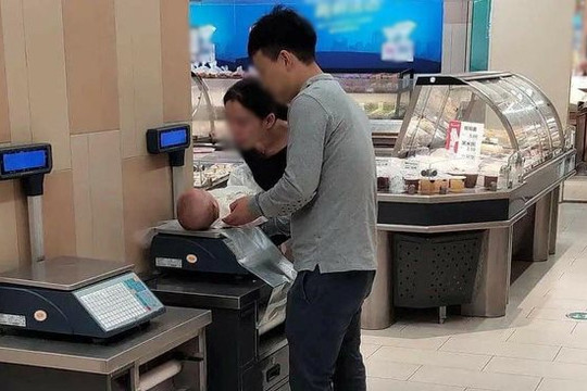 Đặt con lên cân điện tử trong siêu thị để cân thử, đôi vợ chồng trẻ bị cộng đồng phải đối dữ dội