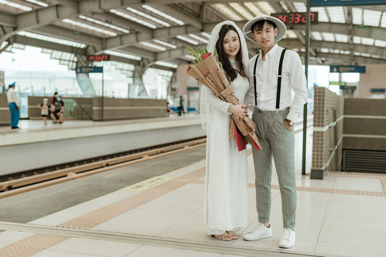 Chụp ảnh cưới ở ga tàu Cát Linh - Hà Đông