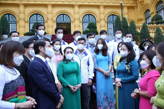 34 giáo viên tiêu biểu về Hà Nội gặp mặt Phó Chủ tịch nước