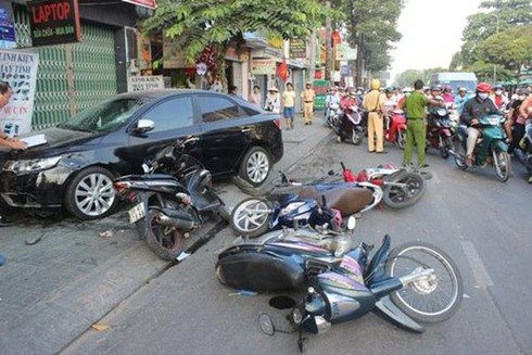 Hà Nội: 2 người chết khi đi xe máy tự ngã