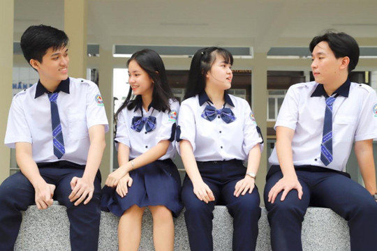 Học sinh trường Bùi Thị Xuân phản đối quy định đồng phục