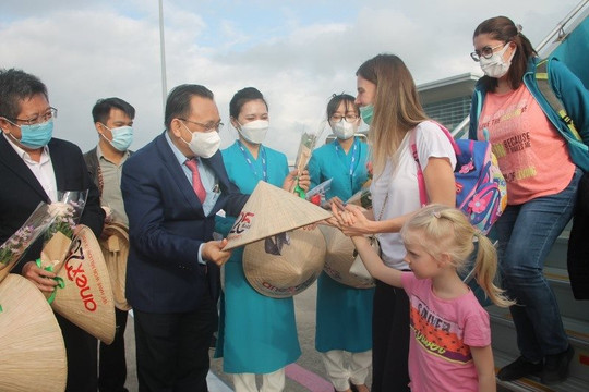 Khánh Hòa đón hơn 300 khách Nga đầu tiên có “hộ chiếu vắc xin”