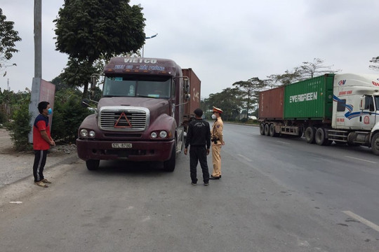 Hà Nội: Xử phạt gần 100 xe ô tô, Container vi phạm dừng đỗ trên quốc lộ