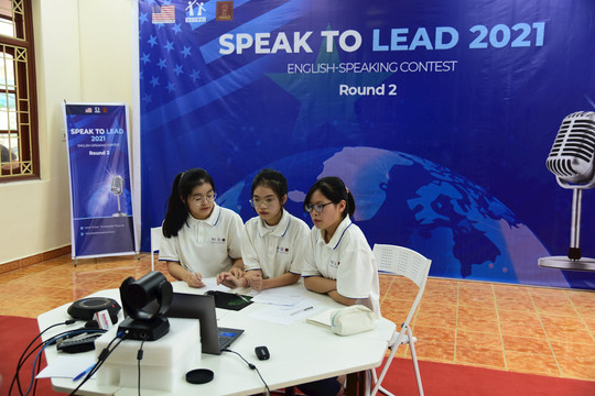 Học sinh Trường THPT chuyên Tuyên Quang tham gia cuộc thi tiếng Anh do Đại sứ quán Hoa Kỳ tổ chức