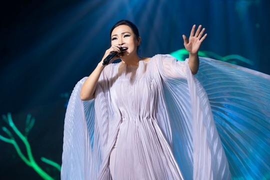 Ngắm nhìn phong cách lạ lẫm của ca sĩ Phương Thanh trên sóng truyền hình