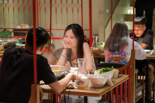 Nhiều khu vực trung tâm Hà Nội cho phép hàng ăn, uống mở bán tại chỗ