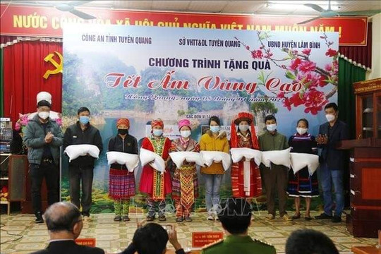 Tuyên Quang tặng quà Tết cho học sinh nghèo vượt khó xã Hồng Quang