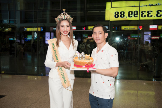 Bố Hoa hậu Thùy Tiên mang bánh bông lan trứng muối ra tận sân bay đón con gái
