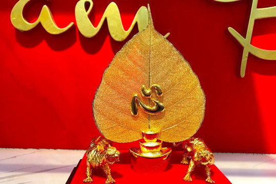 Nghệ nhân Nguyễn Đức Bằng thổi hồn vào lá bồ đề mạ vàng