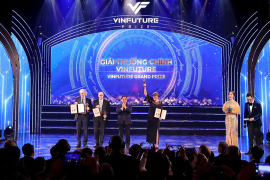 Chủ nhân chính của Giải thưởng VinFuture nhận được tiền thưởng 3 triệu USD